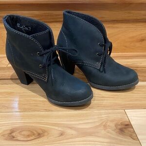 Clarks lace up bootie size 6.5